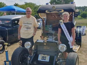 Bob and Debbie Kraemer - car show winner
